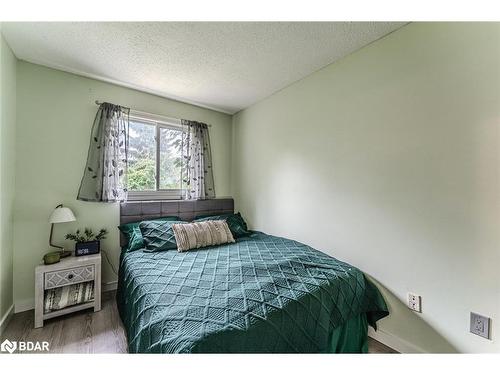 69 Fox Run, Barrie, ON - Indoor Photo Showing Bedroom