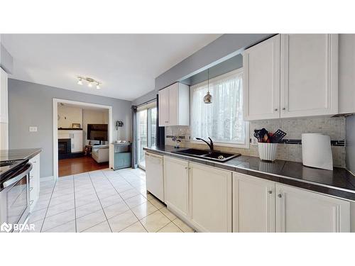 4 Trillium Crescent, Barrie, ON - Indoor Photo Showing Kitchen With Double Sink