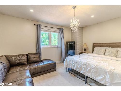 20 Pae Drive, Barrie, ON - Indoor Photo Showing Bedroom