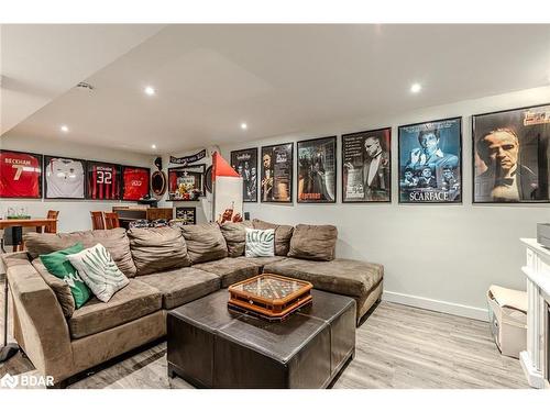 20 Pae Drive, Barrie, ON - Indoor Photo Showing Living Room