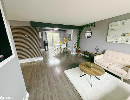 10-648 Doon Village Road, Kitchener, ON - Indoor Photo Showing Living Room