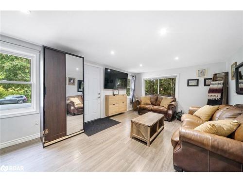 1182 5 Line S, Oro-Medonte, ON - Indoor Photo Showing Living Room