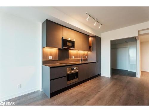 39 Mary Street, Barrie, ON - Indoor Photo Showing Kitchen