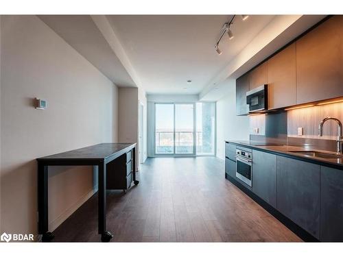 39 Mary Street, Barrie, ON - Indoor Photo Showing Kitchen