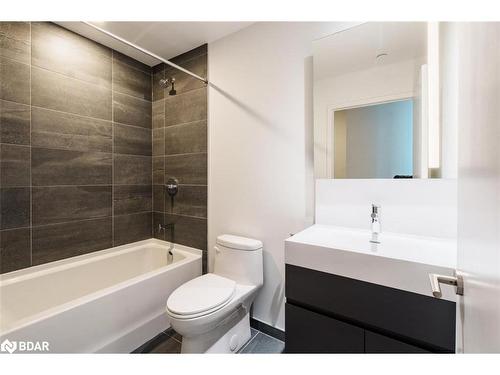 39 Mary Street, Barrie, ON - Indoor Photo Showing Bathroom