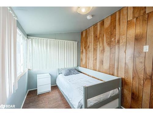 711 Mosley Street, Wasaga Beach, ON - Indoor Photo Showing Bedroom