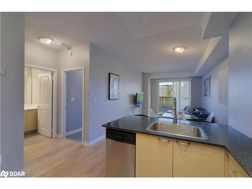 307-385 Prince Of Wales Drive, Mississauga, ON - Indoor Photo Showing Kitchen