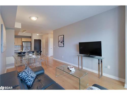 307-385 Prince Of Wales Drive, Mississauga, ON - Indoor Photo Showing Living Room