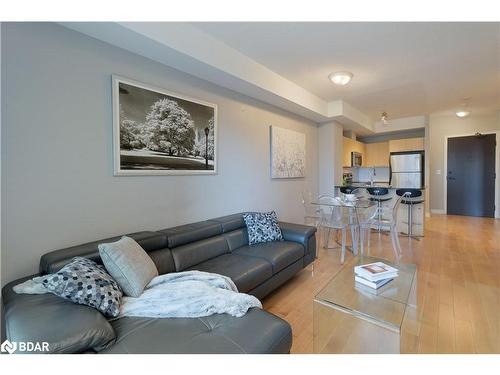 307-385 Prince Of Wales Drive, Mississauga, ON - Indoor Photo Showing Living Room