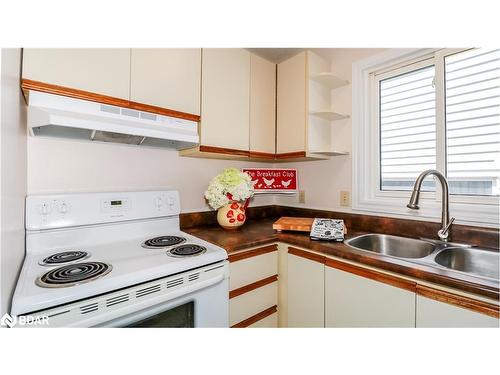 82 Melinda Crescent, Barrie, ON - Indoor Photo Showing Kitchen With Double Sink