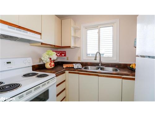 82 Melinda Crescent, Barrie, ON - Indoor Photo Showing Kitchen With Double Sink