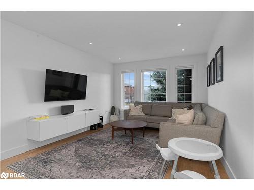 90 Larkin Drive, Barrie, ON - Indoor Photo Showing Living Room