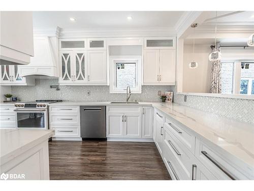 99 Mcintyre Drive, Barrie, ON - Indoor Photo Showing Kitchen With Upgraded Kitchen