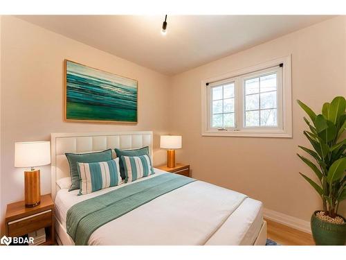 262 Duckworth Street, Barrie, ON - Indoor Photo Showing Bedroom