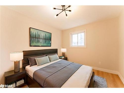 262 Duckworth Street, Barrie, ON - Indoor Photo Showing Bedroom