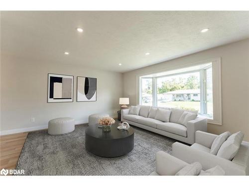 262 Duckworth Street, Barrie, ON - Indoor Photo Showing Living Room