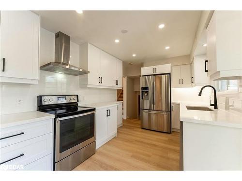 262 Duckworth Street, Barrie, ON - Indoor Photo Showing Kitchen With Upgraded Kitchen