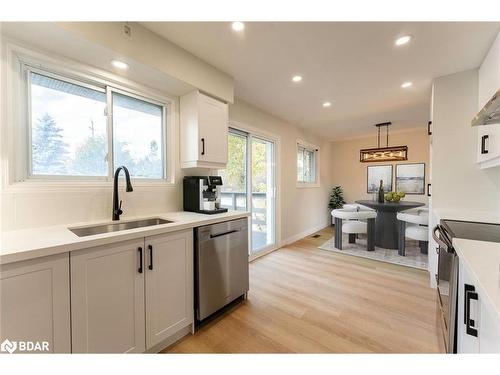 262 Duckworth Street, Barrie, ON - Indoor Photo Showing Kitchen