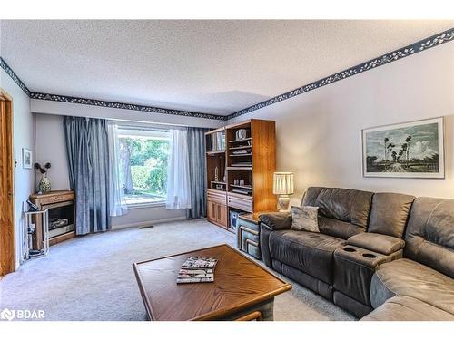 39 Grandview Crescent, Oro-Medonte, ON - Indoor Photo Showing Living Room