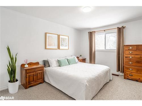 5853 Yonge Street, Innisfil, ON - Indoor Photo Showing Bedroom