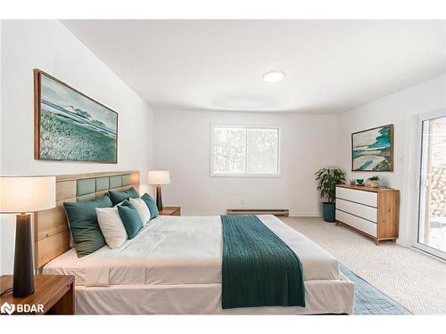 5853 Yonge Street, Innisfil, ON - Indoor Photo Showing Bedroom