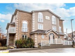 2-141 Sydenham Wells  Barrie, ON L4M 0H3