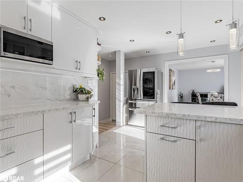 129 Flagstone Way, Newmarket, ON - Indoor Photo Showing Kitchen With Upgraded Kitchen