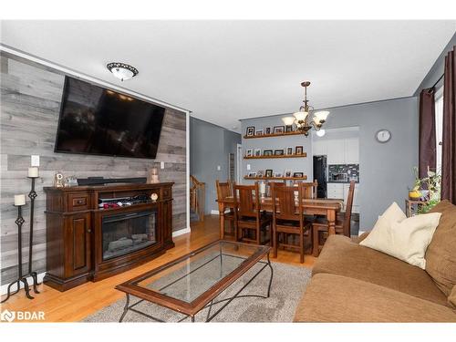 13 Kate Aitken Crescent, New Tecumseth, ON - Indoor Photo Showing Living Room