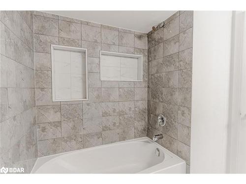 5-23 Hay Lane, Barrie, ON - Indoor Photo Showing Bathroom