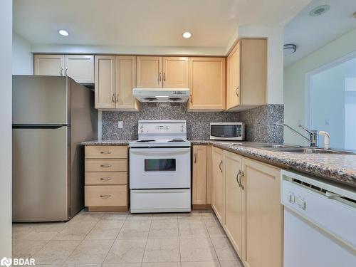 318-168 Simcoe Street, Toronto, ON - Indoor Photo Showing Kitchen