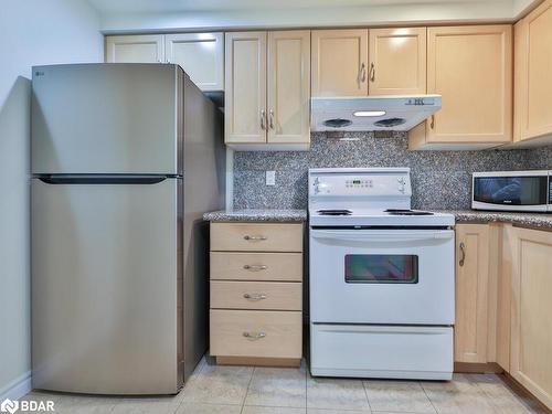 318-168 Simcoe Street, Toronto, ON - Indoor Photo Showing Kitchen
