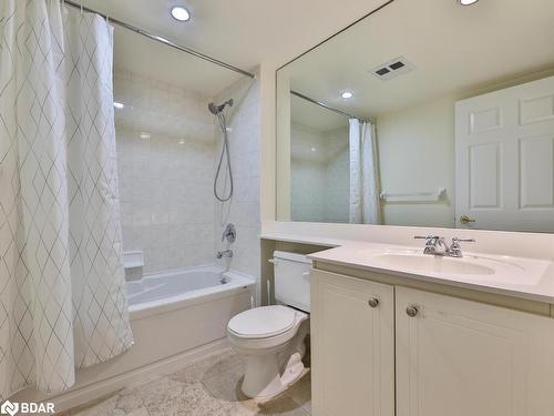318-168 Simcoe Street, Toronto, ON - Indoor Photo Showing Bathroom
