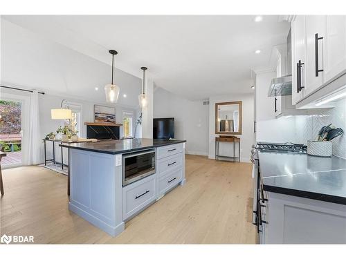 32 Dickinson Court, Elora, ON - Indoor Photo Showing Kitchen With Upgraded Kitchen