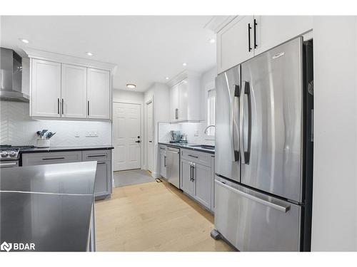 32 Dickinson Court, Elora, ON - Indoor Photo Showing Kitchen With Upgraded Kitchen