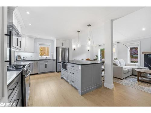 32 Dickinson Court, Elora, ON - Indoor Photo Showing Kitchen With Upgraded Kitchen