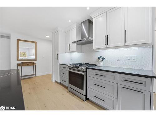 32 Dickinson Court, Elora, ON - Indoor Photo Showing Kitchen With Upgraded Kitchen