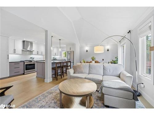 32 Dickinson Court, Elora, ON - Indoor Photo Showing Living Room