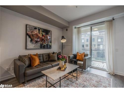 210-40 Esplanade Lane, Grimsby, ON - Indoor Photo Showing Living Room