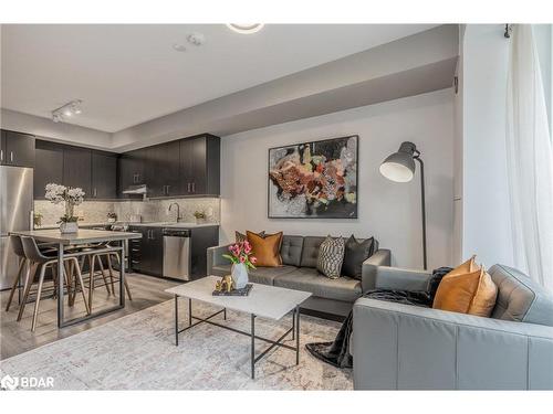 210-40 Esplanade Lane, Grimsby, ON - Indoor Photo Showing Living Room