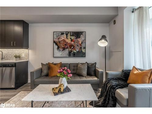 210-40 Esplanade Lane, Grimsby, ON - Indoor Photo Showing Living Room