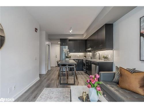 210-40 Esplanade Lane, Grimsby, ON - Indoor Photo Showing Living Room