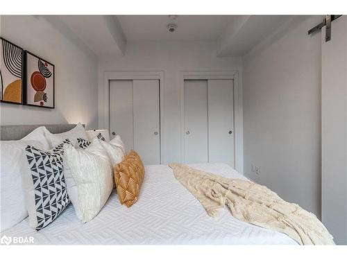 210-40 Esplanade Lane, Grimsby, ON - Indoor Photo Showing Bedroom