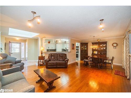 8 Kell Place, Barrie, ON - Indoor Photo Showing Living Room