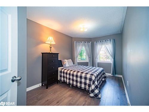 8 Kell Place, Barrie, ON - Indoor Photo Showing Bedroom