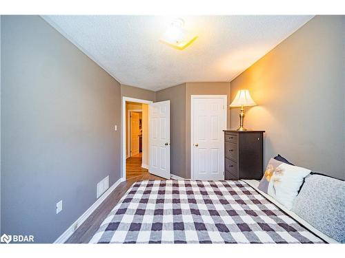 8 Kell Place, Barrie, ON - Indoor Photo Showing Bedroom