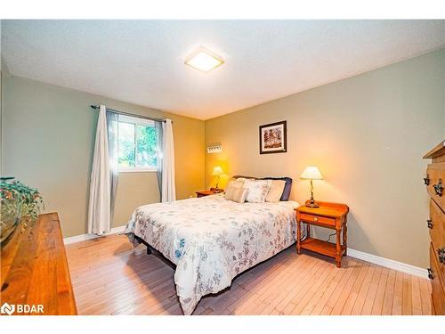 8 Kell Place, Barrie, ON - Indoor Photo Showing Bedroom