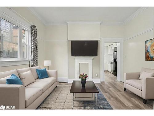 287 Hunter Street E, Hamilton, ON - Indoor Photo Showing Living Room