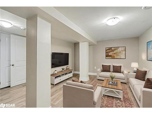 287 Hunter Street E, Hamilton, ON - Indoor Photo Showing Living Room