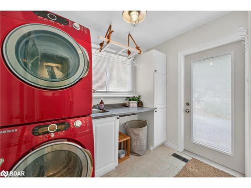 15 Rodney Street, Barrie, ON - Indoor Photo Showing Laundry Room