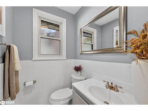 15 Rodney Street, Barrie, ON - Indoor Photo Showing Bathroom